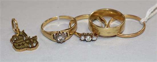 Three 18ct gold rings, one 22ct gold band and an 18ct gold pendant.